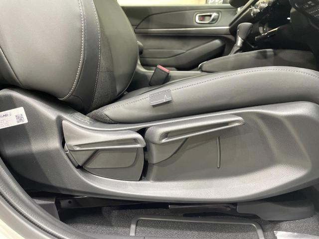 ヴェゼル ｅ：ＨＥＶ　Ｚ　登録済未使用車　純正９型ナビ　全周囲カメラ　衝突軽減装置　ＬＥＤヘッドライト　レーダークルーズ　電動リアゲート　ＥＴＣ　Ｂｌｕｅｔｏｏｔｈ　ブラインドスポットモニター　置くだけ充電　オートエアコン（31枚目）