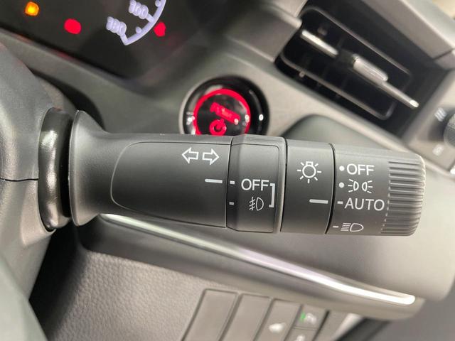 ヴェゼル ｅ：ＨＥＶ　Ｚ　登録済未使用車　純正９型ナビ　全周囲カメラ　衝突軽減装置　ＬＥＤヘッドライト　レーダークルーズ　電動リアゲート　ＥＴＣ　Ｂｌｕｅｔｏｏｔｈ　ブラインドスポットモニター　置くだけ充電　オートエアコン（32枚目）