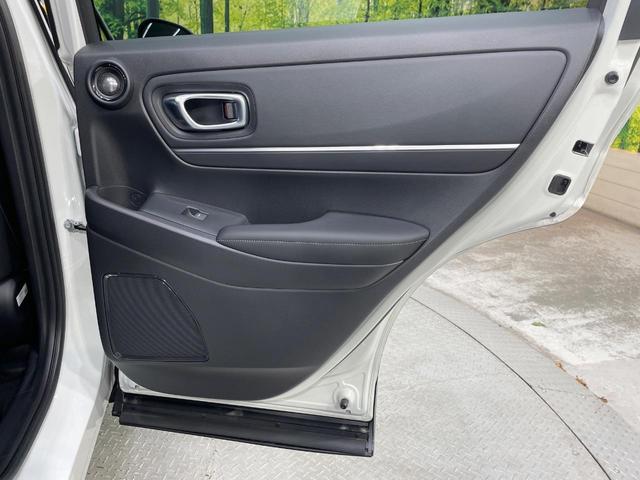 ヴェゼル ｅ：ＨＥＶ　Ｚ　登録済未使用車　純正９型ナビ　全周囲カメラ　衝突軽減装置　ＬＥＤヘッドライト　レーダークルーズ　電動リアゲート　ＥＴＣ　Ｂｌｕｅｔｏｏｔｈ　ブラインドスポットモニター　置くだけ充電　オートエアコン（54枚目）