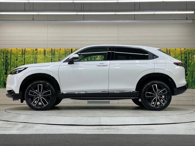 ヴェゼル ｅ：ＨＥＶ　Ｚ　登録済未使用車　純正９型ナビ　全周囲カメラ　衝突軽減装置　ＬＥＤヘッドライト　レーダークルーズ　電動リアゲート　ＥＴＣ　Ｂｌｕｅｔｏｏｔｈ　ブラインドスポットモニター　置くだけ充電　オートエアコン（61枚目）