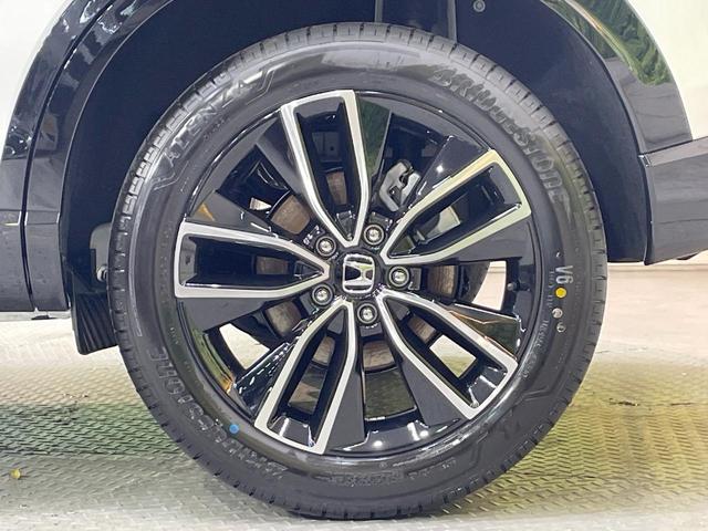 ヴェゼル ｅ：ＨＥＶ　Ｚ　登録済未使用車　純正９型ナビ　全周囲カメラ　衝突軽減装置　ＬＥＤヘッドライト　レーダークルーズ　電動リアゲート　ＥＴＣ　Ｂｌｕｅｔｏｏｔｈ　ブラインドスポットモニター　置くだけ充電　オートエアコン（62枚目）