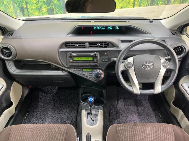 アクア Ｇ　禁煙車　ＣＤオーディオ　スマートキー　オートライト　オートエアコン　革巻きステアリング　電動格納ミラー　シートリフター　ドアザイザー　バニティミラー　パワーステアリング　パワーウィンドウ（2枚目）