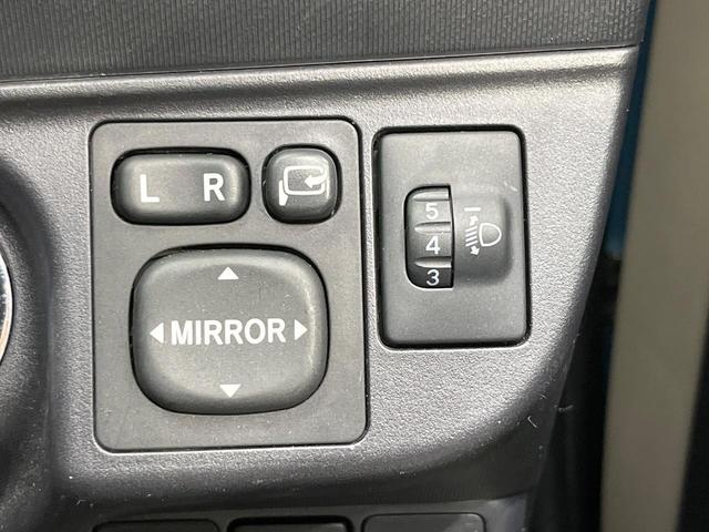 アクア Ｇ　禁煙車　ＣＤオーディオ　スマートキー　オートライト　オートエアコン　革巻きステアリング　電動格納ミラー　シートリフター　ドアザイザー　バニティミラー　パワーステアリング　パワーウィンドウ（6枚目）