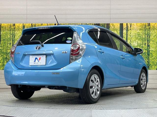 アクア Ｇ　禁煙車　ＣＤオーディオ　スマートキー　オートライト　オートエアコン　革巻きステアリング　電動格納ミラー　シートリフター　ドアザイザー　バニティミラー　パワーステアリング　パワーウィンドウ（17枚目）