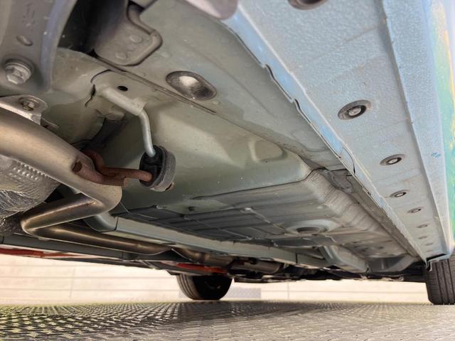 アクア Ｇ　禁煙車　ＣＤオーディオ　スマートキー　オートライト　オートエアコン　革巻きステアリング　電動格納ミラー　シートリフター　ドアザイザー　バニティミラー　パワーステアリング　パワーウィンドウ（23枚目）