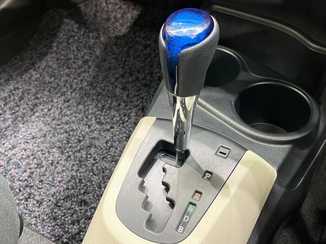 アクア Ｇ　禁煙車　ＣＤオーディオ　スマートキー　オートライト　オートエアコン　革巻きステアリング　電動格納ミラー　シートリフター　ドアザイザー　バニティミラー　パワーステアリング　パワーウィンドウ（28枚目）