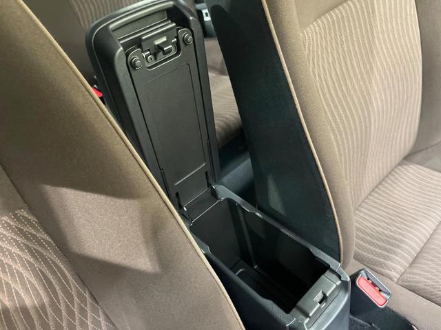 アクア Ｇ　禁煙車　ＣＤオーディオ　スマートキー　オートライト　オートエアコン　革巻きステアリング　電動格納ミラー　シートリフター　ドアザイザー　バニティミラー　パワーステアリング　パワーウィンドウ（35枚目）