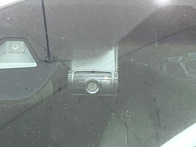 ヴェゼル ハイブリッドＺ・ホンダセンシング　純正８型ナビ　バックカメラ　衝突被害軽減システム　禁煙車　ハーフレザーシート　ドラレコ　コーナーセンサー　スマートキー　ＬＥＤヘッド　ビルトインＥＴＣ　純正１７インチアルミ　車線逸脱警報（5枚目）