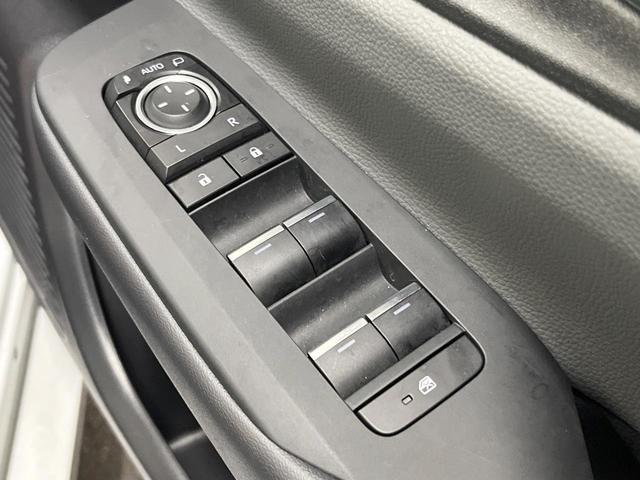 プリウス Ｚ　純正１２型ナビ　ガラスルーフ　全周囲カメラ　衝突被害軽減システム　禁煙車　電動リアゲート　ハーフレザーシート　前席シートエアコン　パワーシート　ドラレコ　コーナーセンサー　スマートキー　ＬＥＤヘッド（30枚目）