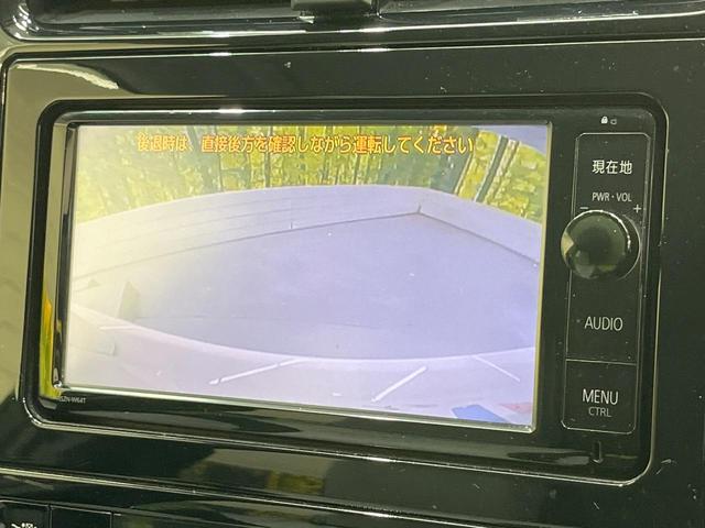 プリウス S 純正ナビ バックカメラ 禁煙車 スマートキー LEDヘッド ETC オートライト オートエアコン Bluetooth CD DVD再生 フルセグ 革巻きステアリング 電動格納ミラー プライバシーガラス(4枚目)