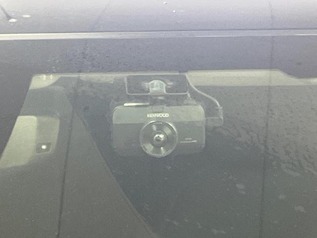 ヴェゼル ｅ：ＨＥＶ　Ｚ　８型ナビ　ドラレコ　ＥＴＣ　Ｂｌｕｅｔｏｏｔｈ　ブラインドスポットモニター　レーダークルーズ　ＬＥＤヘッド　衝突軽減装置　電動リアゲート　バックカメラ　オートエアコン　電動パーキング（4枚目）