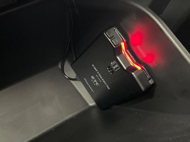 ヴェゼル ｅ：ＨＥＶ　Ｚ　８型ナビ　ドラレコ　ＥＴＣ　Ｂｌｕｅｔｏｏｔｈ　ブラインドスポットモニター　レーダークルーズ　ＬＥＤヘッド　衝突軽減装置　電動リアゲート　バックカメラ　オートエアコン　電動パーキング（5枚目）