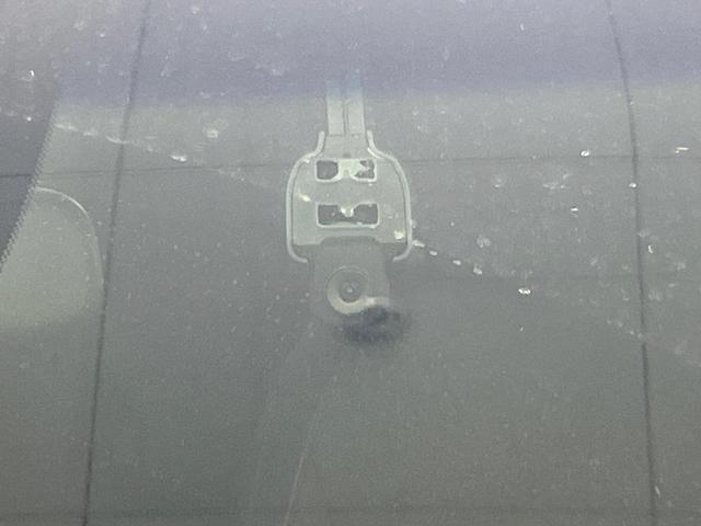 フィット ｅ：ＨＥＶホーム　純正８型ナビ　ＥＴＣ　ドラレコ　レーダークルーズ　ＬＥＤヘッド　衝突軽減装置　バックカメラ　オートエアコン　電動パーキング　オートホールド　スマートキー　プッシュスタート　フルセグＴＶ（5枚目）