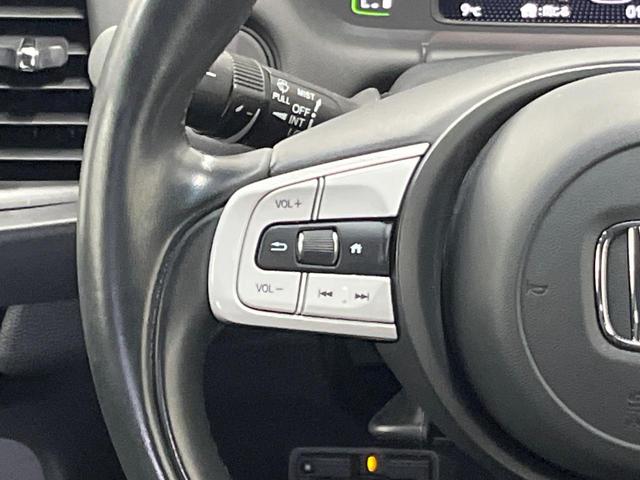 フィット ｅ：ＨＥＶホーム　純正８型ナビ　ＥＴＣ　ドラレコ　レーダークルーズ　ＬＥＤヘッド　衝突軽減装置　バックカメラ　オートエアコン　電動パーキング　オートホールド　スマートキー　プッシュスタート　フルセグＴＶ（25枚目）