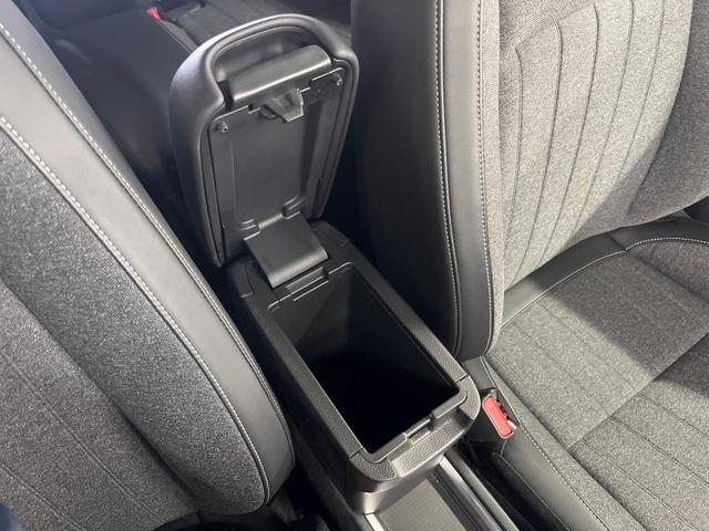 フィット ｅ：ＨＥＶホーム　純正８型ナビ　ＥＴＣ　ドラレコ　レーダークルーズ　ＬＥＤヘッド　衝突軽減装置　バックカメラ　オートエアコン　電動パーキング　オートホールド　スマートキー　プッシュスタート　フルセグＴＶ（54枚目）