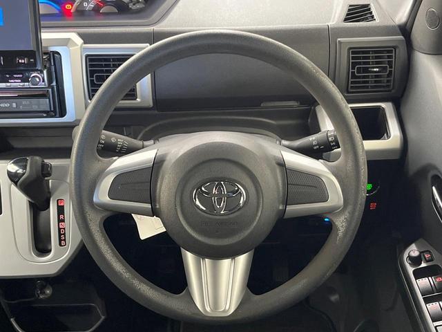 �C���e���A�ɍ��킹���f�U�C���̃X�e�A�����O�́A�^�]�������̂��Ƃ��l���A�^�]���₷���`��A�傫���ł��B�����x�A���ۂɐG���Ă��m���߂��������B