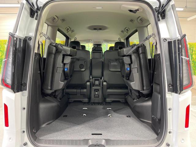 セレナ ハイウェイスターＶ　登録済未使用車　純正１２．３型ナビ　両側電動スライド　全周囲カメラ　衝突軽減　レーダークルーズ　ハーフレザーシート　ドラレコ　コーナーセンサー　スマートキー　ＬＥＤヘッド　ビルトインＥＴＣ（11枚目）