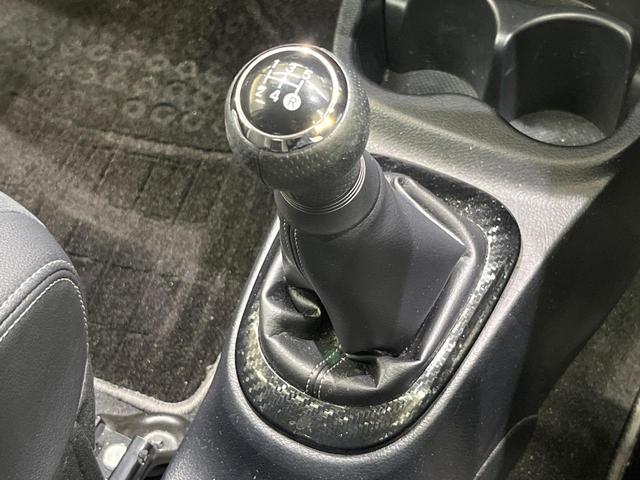 ヴィッツ ＧＲスポーツＧＲ　５ＭＴ　ディスプレイオーディオ　衝突軽減装置　ＥＴＣ　バックカメラ　ＬＥＤヘッド　デジタルミラー　スマートキー　プッシュスタート　オートエアコン　電動格納ドアミラー　オートライト（3枚目）