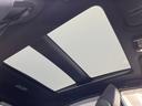 【ガラスルーフ】ガラスルーフ搭載で車内の解放感が一気にアップ！開放的なドライブをお楽しみいただけます。