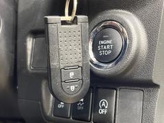 【キーフリーシステム】カバンやポケットに入れたままでもドアの施錠・解錠が可能なスマートキーを装備。エンジンのオン・オフ時もカギを取り出す必要が無いからとっても便利です♪ 5