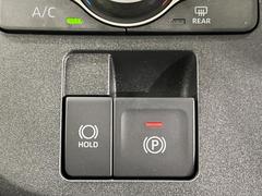 【電動パーキングブレーキ】パーキングブレーキは便利な電動式！ボタン一つで操作でき、アクセルを踏めば自動で解除されます 7