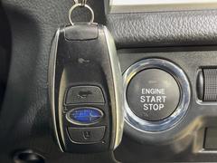 【アクセスキー＆プッシュスタート】カバンやポケットに入れたままでもドアの施錠・解錠が可能なスマートキーを装備。エンジンのオン・オフ時もカギを取り出す必要が無く、ボタンをプッシュするだけでＯＫ♪ 7