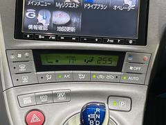 【オートエアコン】一度お好みの温度に設定すれば、車内の温度を検知し風量や温度を自動で調整。暑い…寒い…と何度もスイッチ操作をする必要はありません。快適な車内空間には必須の機能ですね♪ 7