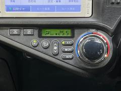 【オートエアコン】一度お好みの温度に設定すれば、車内の温度を検知し風量や温度を自動で調整。暑い…寒い…と何度もスイッチ操作をする必要はありません。快適な車内空間には必須の機能ですね♪ 7