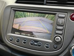 【バックカメラ】駐車時に後方がリアルタイム映像で確認できます。大型商業施設や立体駐車場での駐車時や、夜間のバック時に大活躍！運転スキルに関わらず、今や必須となった装備のひとつです！ 4