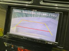 【バックカメラ】駐車時に後方がリアルタイム映像で確認できます。大型商業施設や立体駐車場での駐車時や、夜間のバック時に大活躍！運転スキルに関わらず、今や必須となった装備のひとつです！ 4