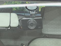 【ドライブレコーダー】安心・安全なカーライフに必須のドライブレコーダーを装備！走行中はもちろん、あおり運転や事故に遭遇した際の状況も映像で記録し、万一のリスクに備えます。 5