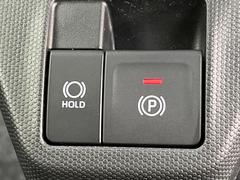【電動パーキングブレーキ】パーキングブレーキは便利な電動式！ボタン一つで操作でき、アクセルを踏めば自動で解除されます♪レバーやペダルが無いので運転席廻りもすっきりしますね♪ 5