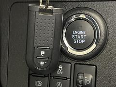【キーフリーシステム】カバンやポケットに入れたままでもドアの施錠・解錠が可能なスマートキーを装備。エンジンのオン・オフ時もカギを取り出す必要が無いからとっても便利です♪ 7