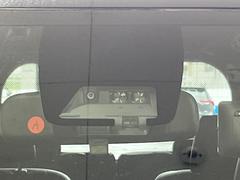 【トヨタセーフティセンス】走行中に前方の車両等を認識し、衝突しそうな時は警報とブレーキで衝突回避と被害軽減をアシスト。より安全にドライブをお楽しみいただけます。 3
