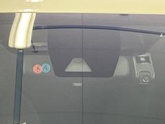 【トヨタセーフティセンス】走行中に前方の車両等を認識し、衝突しそうな時は警報とブレーキで衝突回避と被害軽減をアシスト。より安全にドライブをお楽しみいただけます。 3