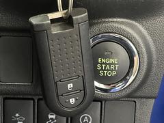 【キーフリーシステム】カバンやポケットに入れたままでもドアの施錠・解錠が可能なスマートキーを装備。エンジンのオン・オフ時もカギを取り出す必要が無いからとっても便利です♪ 7
