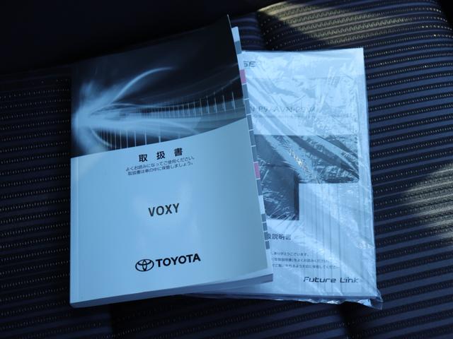 ヴォクシー ZS 煌II ワンオーナー後期モデル セーフティセンス両側電動ドアLEDヘッド社外ナビBカメラ地デジBT音楽 革巻きHクルーズコントロール ステアリングリモコン リアオートエアコンDバイザPガラス純正16AW(43枚目)