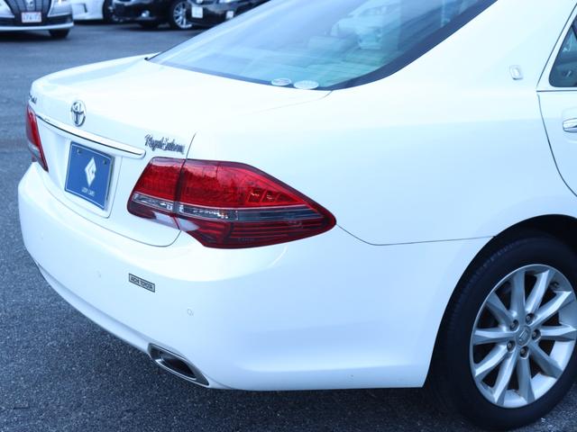 クラウン ロイヤルサルーン　イージークローザー純正ＨＤＤナビＢカメラ地デジＢＴ音楽スマートキーＨＩＤヘッドＦフォグ純正１７ＡＷプッシュスタート前席パワーシート左側カメラ　ビルトインＥＴＣウッドコンビＨステコン　クリアランスソナー（18枚目）