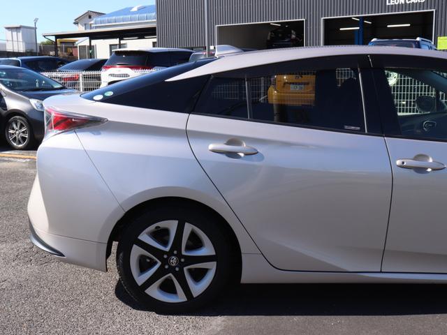 プリウス 　セーフティセンス合成皮革シートＬＥＤヘッド純正９型ＳＤナビＢカメラ地デジＢＴ音楽プリクラッシュ　レーダークルコン　オートハイビーム前席シートヒーター革巻きＨステアリングリモコン純正ドライブレコーダー（13枚目）