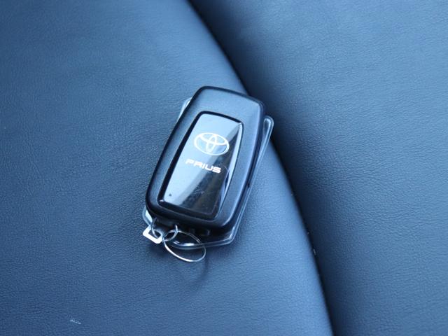 プリウス 　セーフティセンス合成皮革シートＬＥＤヘッド純正９型ＳＤナビＢカメラ地デジＢＴ音楽プリクラッシュ　レーダークルコン　オートハイビーム前席シートヒーター革巻きＨステアリングリモコン純正ドライブレコーダー（40枚目）