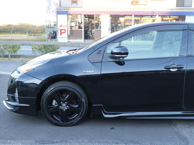 プリウス Ｓツーリングセレクション　モデリスタフルエアロ　セーフティセンスＬＥＤヘッド社外メモリーナビＢカメラ地デジＢＴ音楽ＡＣ１００Ｖスマートキー合皮シート前席シートヒーター純正１７ＡＷプッシュスタートＲフォグ革巻きＨステコンＥＴＣ（11枚目）