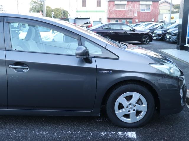 プリウス Ｓ　ＬＥＤエディション　ＬＥＤヘッドライト純正ナビ地デジＢｌｕｅｔｏｏｔｈ音楽ステアリングリモコン革巻きステアリング純正１５ＡＷドアバイザー　オートエアコン　フォグランプ　音楽録音（16枚目）