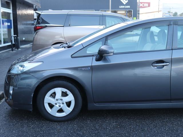 プリウス Ｓ　ＬＥＤエディション　ＬＥＤヘッドライト純正ナビ地デジＢｌｕｅｔｏｏｔｈ音楽ステアリングリモコン革巻きステアリング純正１５ＡＷドアバイザー　オートエアコン　フォグランプ　音楽録音（17枚目）