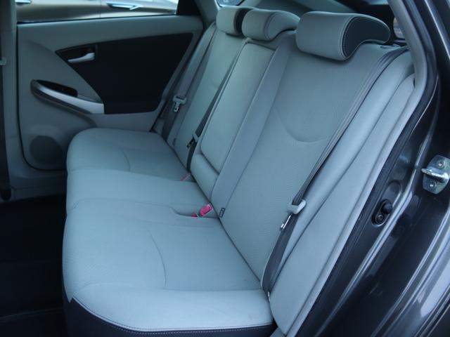 プリウス Ｓ　ＬＥＤエディション　ＬＥＤヘッドライト純正ナビ地デジＢｌｕｅｔｏｏｔｈ音楽ステアリングリモコン革巻きステアリング純正１５ＡＷドアバイザー　オートエアコン　フォグランプ　音楽録音（33枚目）