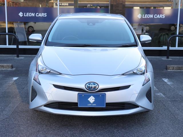 プリウス Ｓ　セーフティセンスＬＥＤヘッド純正ＳＤナビＢカメ地デジＢＴ音楽スマートキー　ビルトインＥＴＣ革巻Ｈレーダークルコン　ステアリングリモコン　オートハイビームＬＤＡドアバイザ　プライバシーガラス純正１５ＡＷ（9枚目）