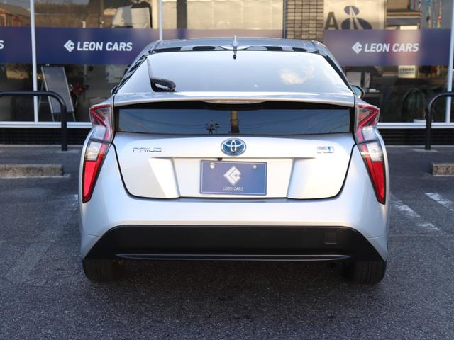 プリウス Ｓ　セーフティセンスＬＥＤヘッド純正ＳＤナビＢカメ地デジＢＴ音楽スマートキー　ビルトインＥＴＣ革巻Ｈレーダークルコン　ステアリングリモコン　オートハイビームＬＤＡドアバイザ　プライバシーガラス純正１５ＡＷ（10枚目）