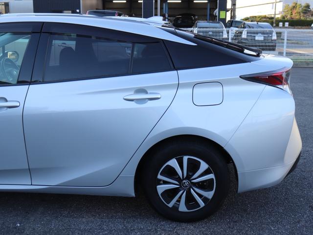 プリウス Ｓ　セーフティセンスＬＥＤヘッド純正ＳＤナビＢカメ地デジＢＴ音楽スマートキー　ビルトインＥＴＣ革巻Ｈレーダークルコン　ステアリングリモコン　オートハイビームＬＤＡドアバイザ　プライバシーガラス純正１５ＡＷ（12枚目）