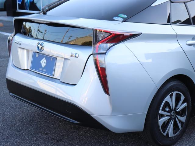 プリウス Ｓ　セーフティセンスＬＥＤヘッド純正ＳＤナビＢカメ地デジＢＴ音楽スマートキー　ビルトインＥＴＣ革巻Ｈレーダークルコン　ステアリングリモコン　オートハイビームＬＤＡドアバイザ　プライバシーガラス純正１５ＡＷ（18枚目）