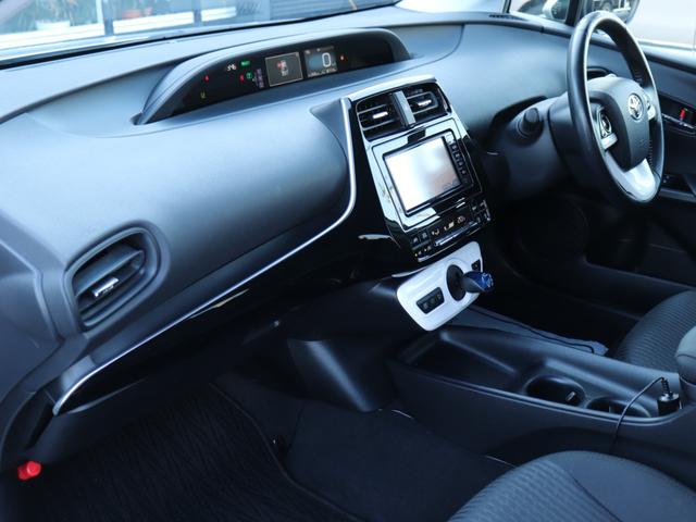 プリウス Ｓ　セーフティセンスＬＥＤヘッド純正ＳＤナビＢカメ地デジＢＴ音楽スマートキー　ビルトインＥＴＣ革巻Ｈレーダークルコン　ステアリングリモコン　オートハイビームＬＤＡドアバイザ　プライバシーガラス純正１５ＡＷ（29枚目）