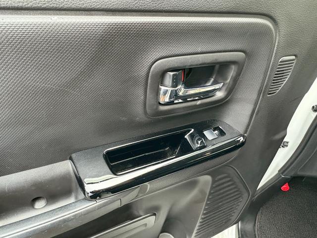 スペーシアカスタム ハイブリッドＸＳ　全方位モニター用カメラパッケージ装着車　クリアランスソナー　ＬＥＤヘッドランプ　オートライト　オートマチックハイビーム　運転席ヒートヒーター　両側オートスライドドア　ＢＴオーディオ　フルセグＴＶ（14枚目）